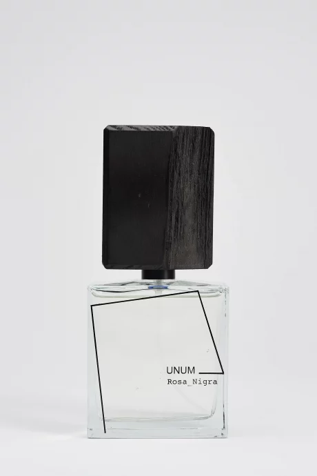 UNUM_ROSA_NIGRA_1.jpg